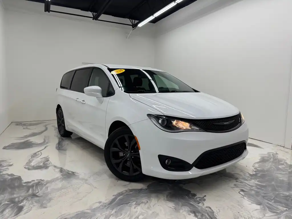 2020 Chrysler Pacifica Touring's photo