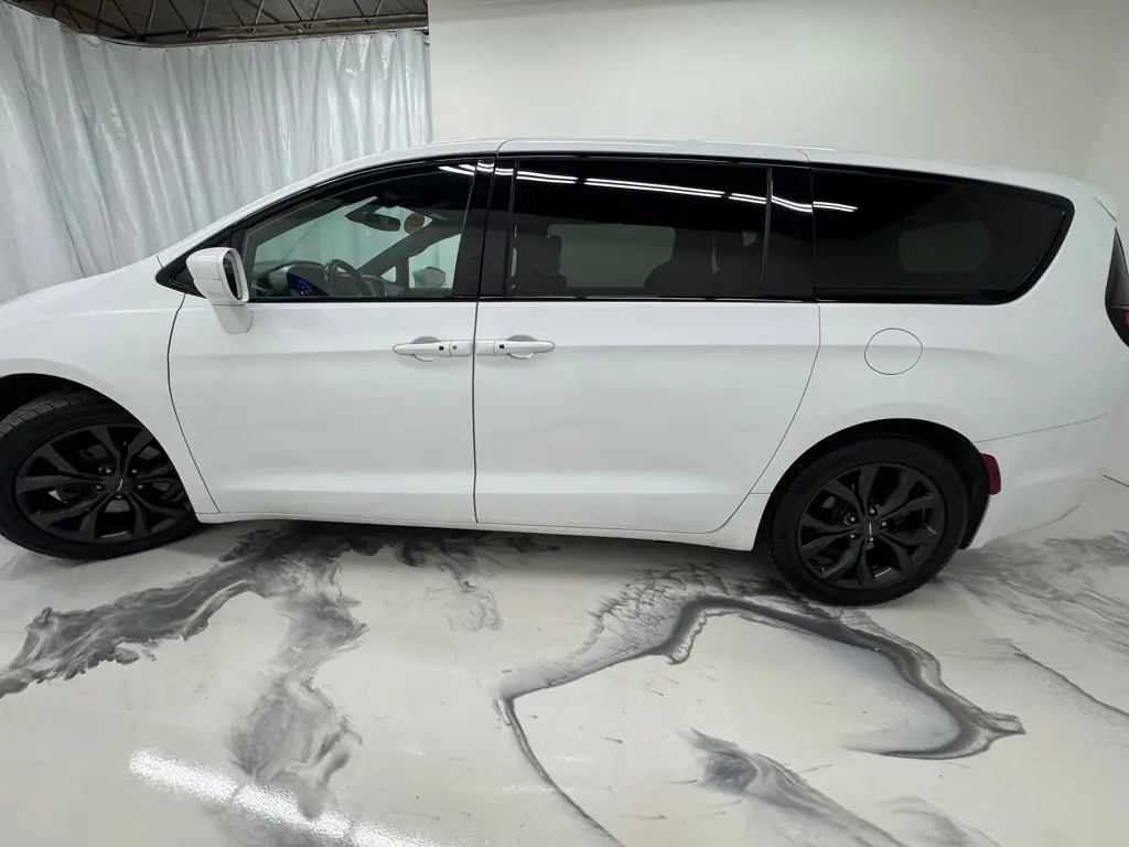 2020 Chrysler Pacifica Touring photo 5