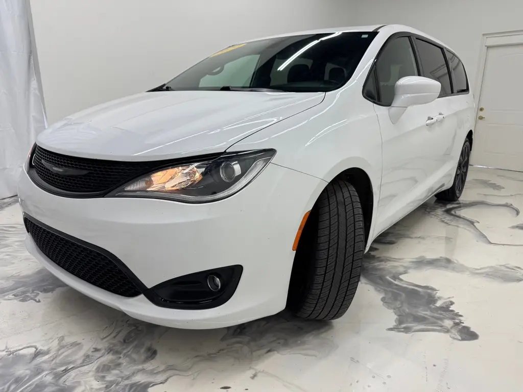 2020 Chrysler Pacifica Touring photo 4