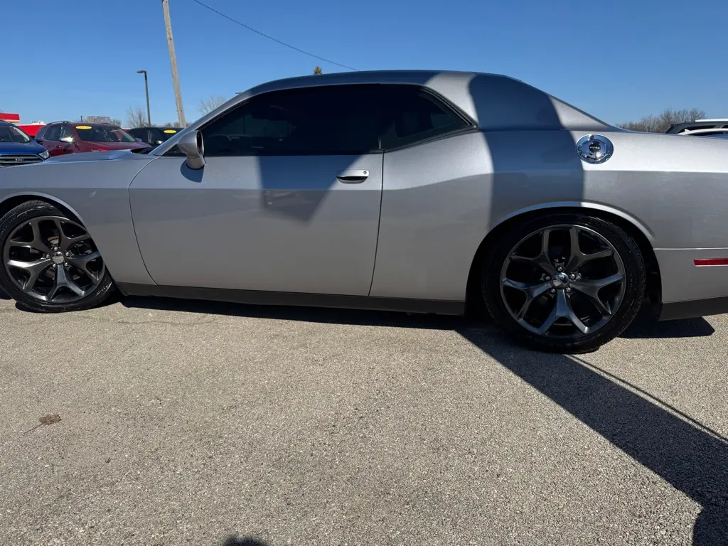 2016 Dodge Challenger R/T photo 5