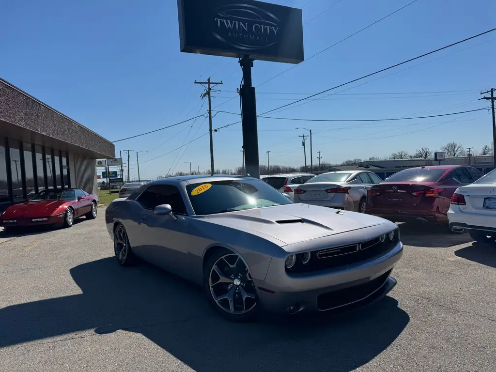 2016 Dodge Challenger R/T photo 1