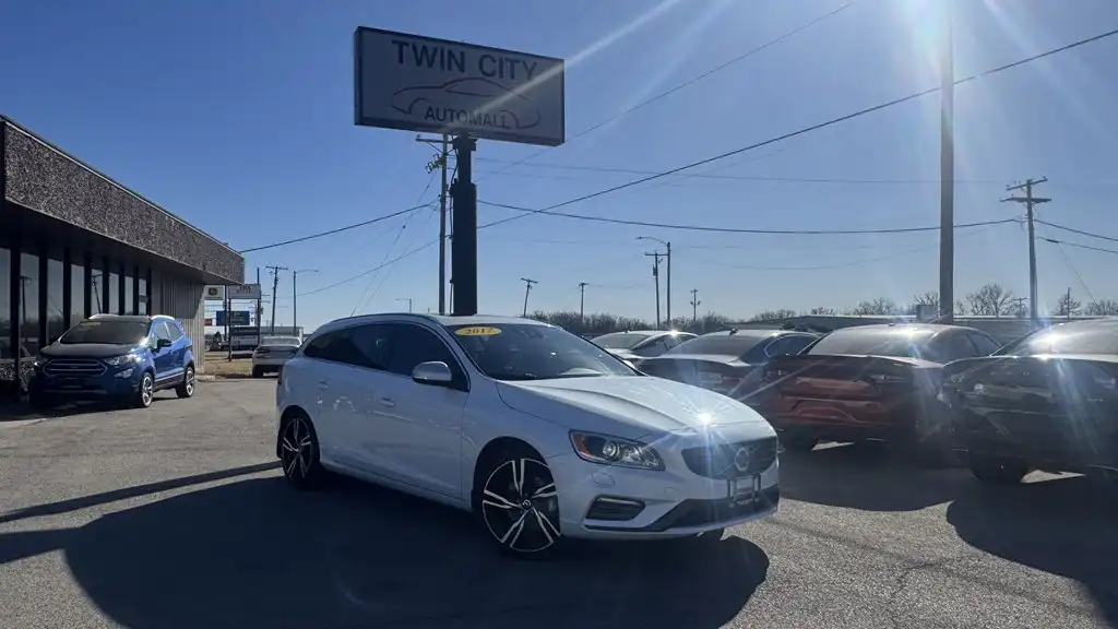 2017 Volvo V60 T6 R-Design AWD Platinum's photo