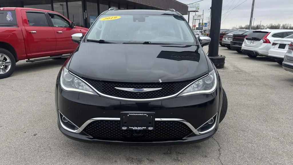 2019 Chrysler Pacifica Limited photo 3