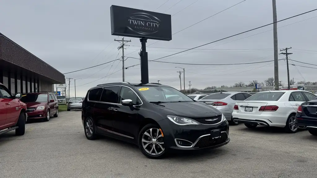 2019 Chrysler Pacifica Limited photo 1