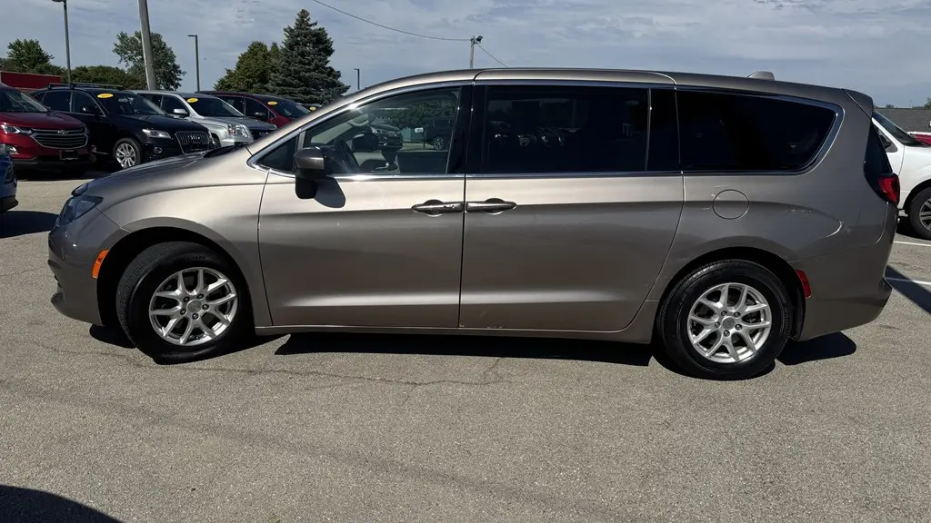 2017 Chrysler Pacifica LX photo 5