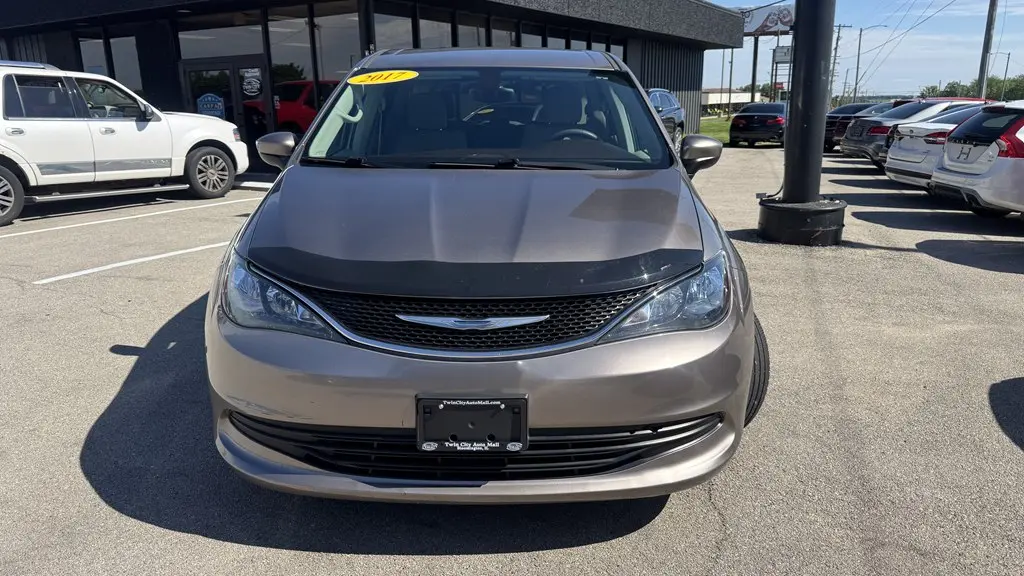 2017 Chrysler Pacifica LX photo 3