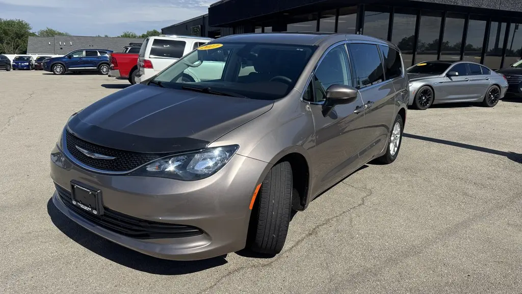2017 Chrysler Pacifica LX photo 4