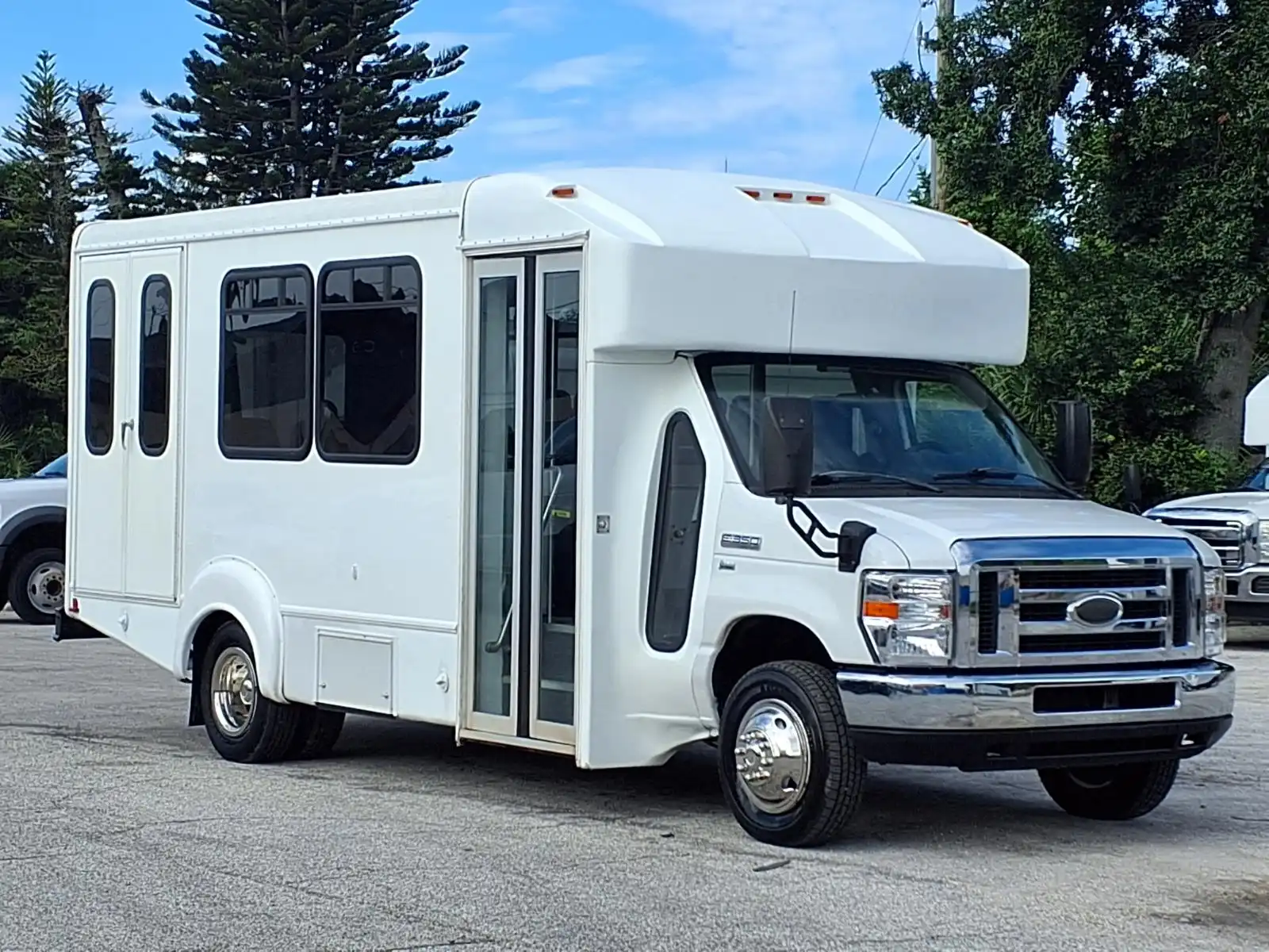 2016 Ford E-Series SRW E-350 Super Duty 138 in WB's photo