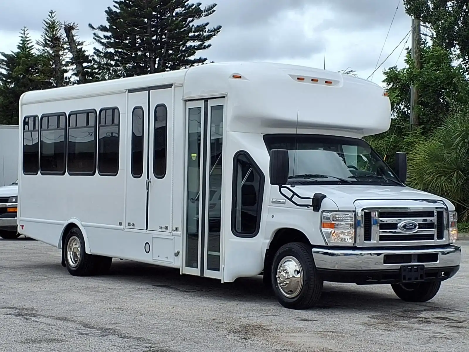 2019 Ford E-Series DRW E-450 Super Duty 158 in WB's photo