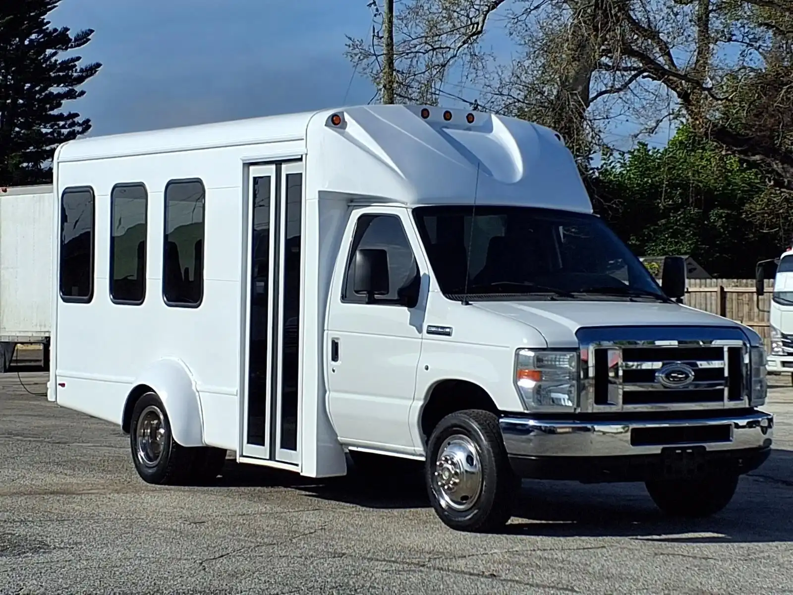 2016 Ford E-Series DRW E-350 Super Duty 138 in WB's photo