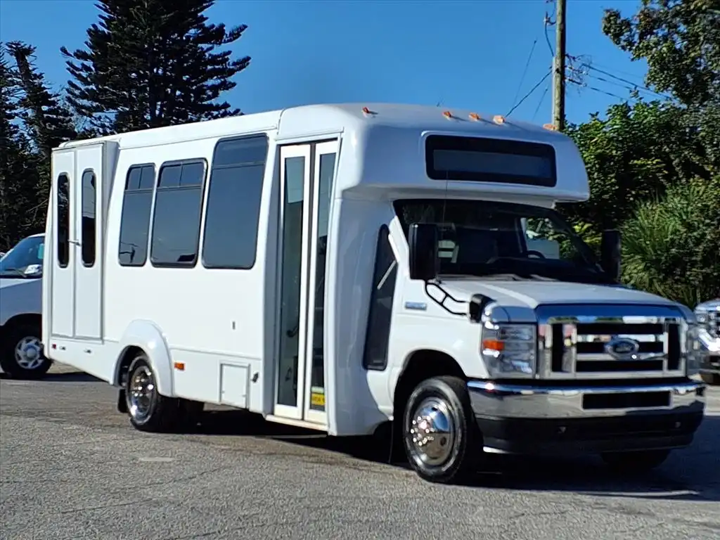 2021 Ford E-Series DRW E-450 Super Duty 158 in WB's photo