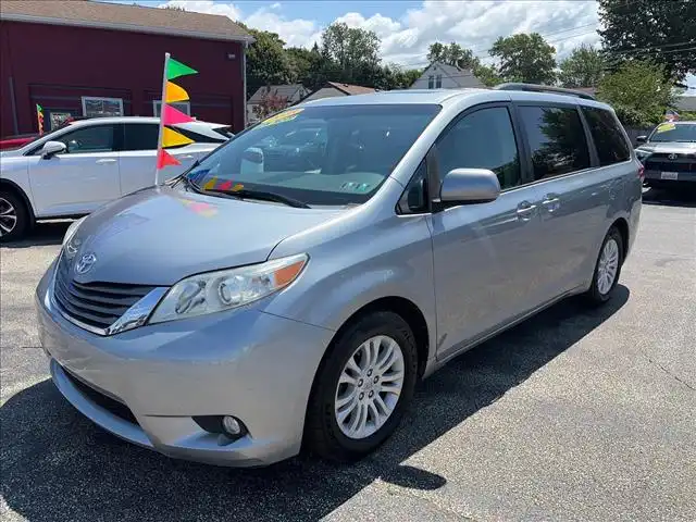 2013 Toyota Sienna XLE V6 7-Passenger Access Seat's photo