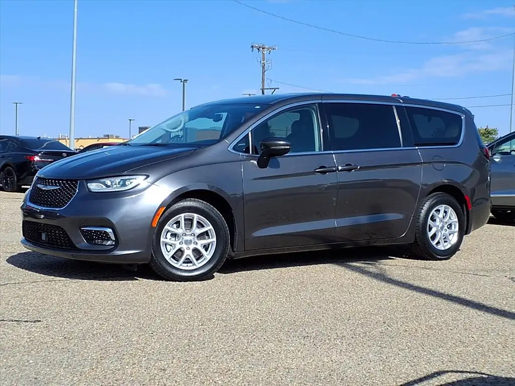 2023 Chrysler Pacifica Touring L's photo