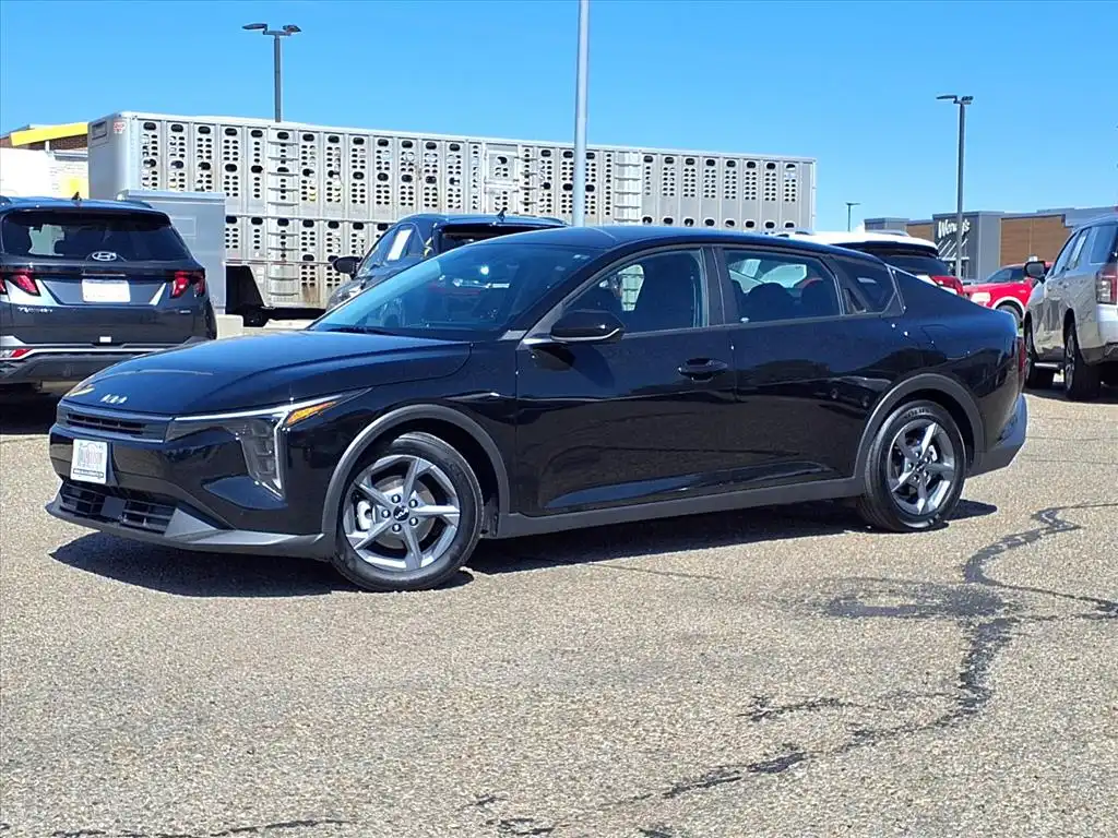 2025 Kia K4 LXS Auto's photo