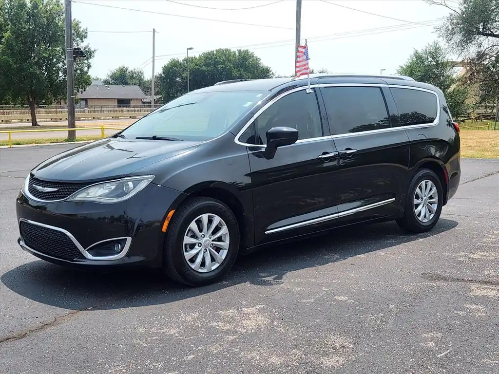 2018 Chrysler Pacifica Touring L's photo