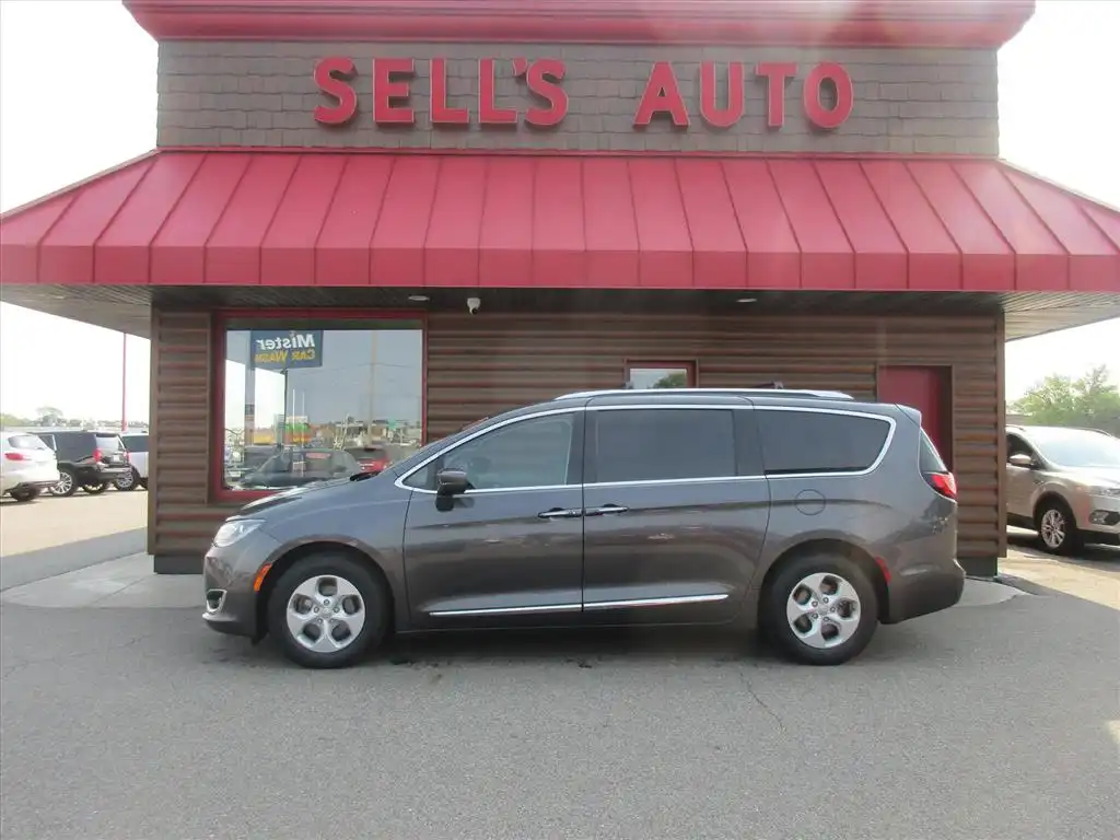 2017 Chrysler Pacifica Touring-L Plus's photo