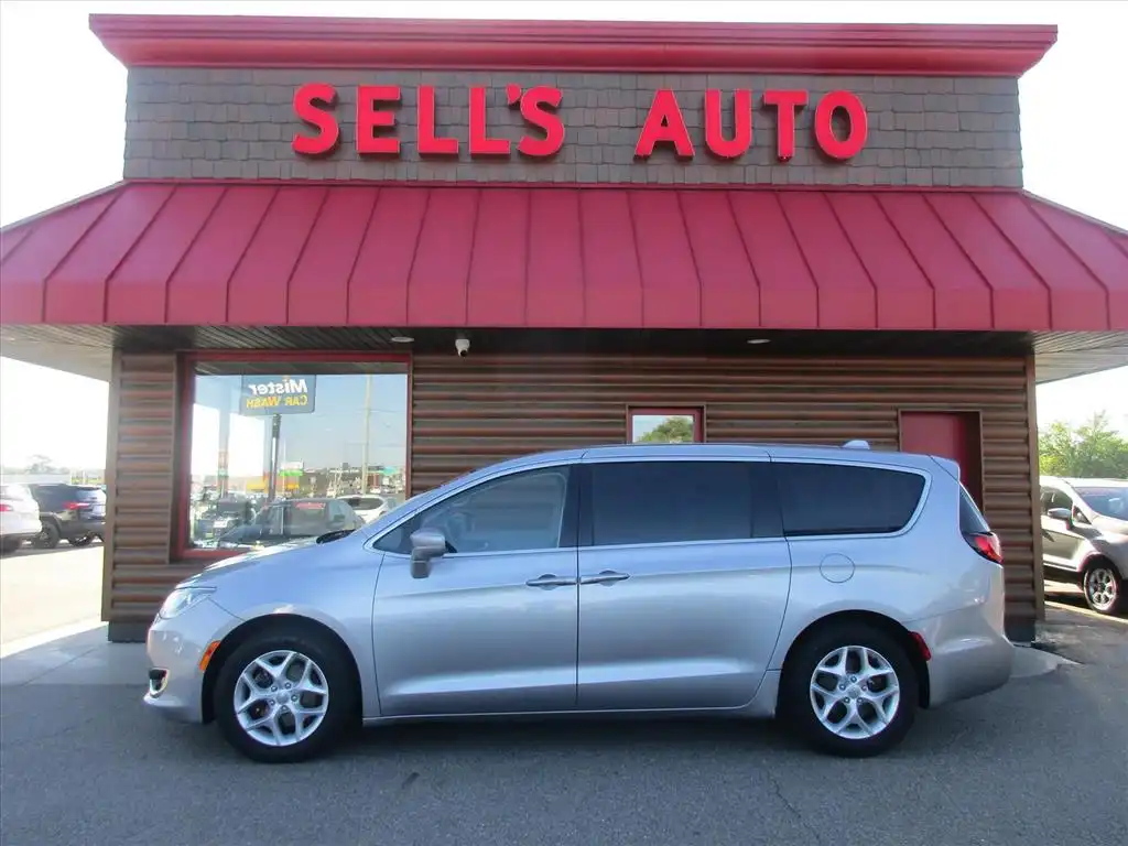 2018 Chrysler Pacifica Touring Plus's photo