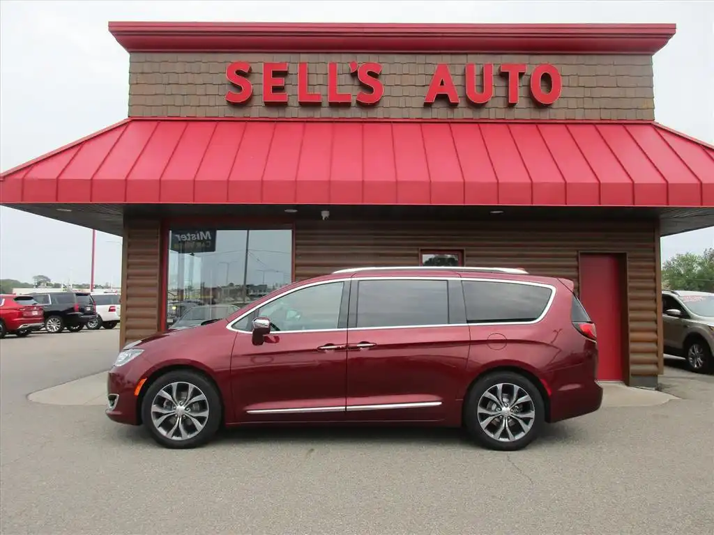 2017 Chrysler Pacifica Limited's photo