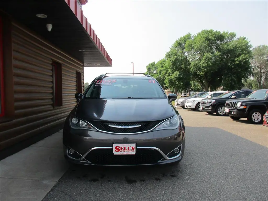 2017 Chrysler Pacifica Touring-L Plus photo 3