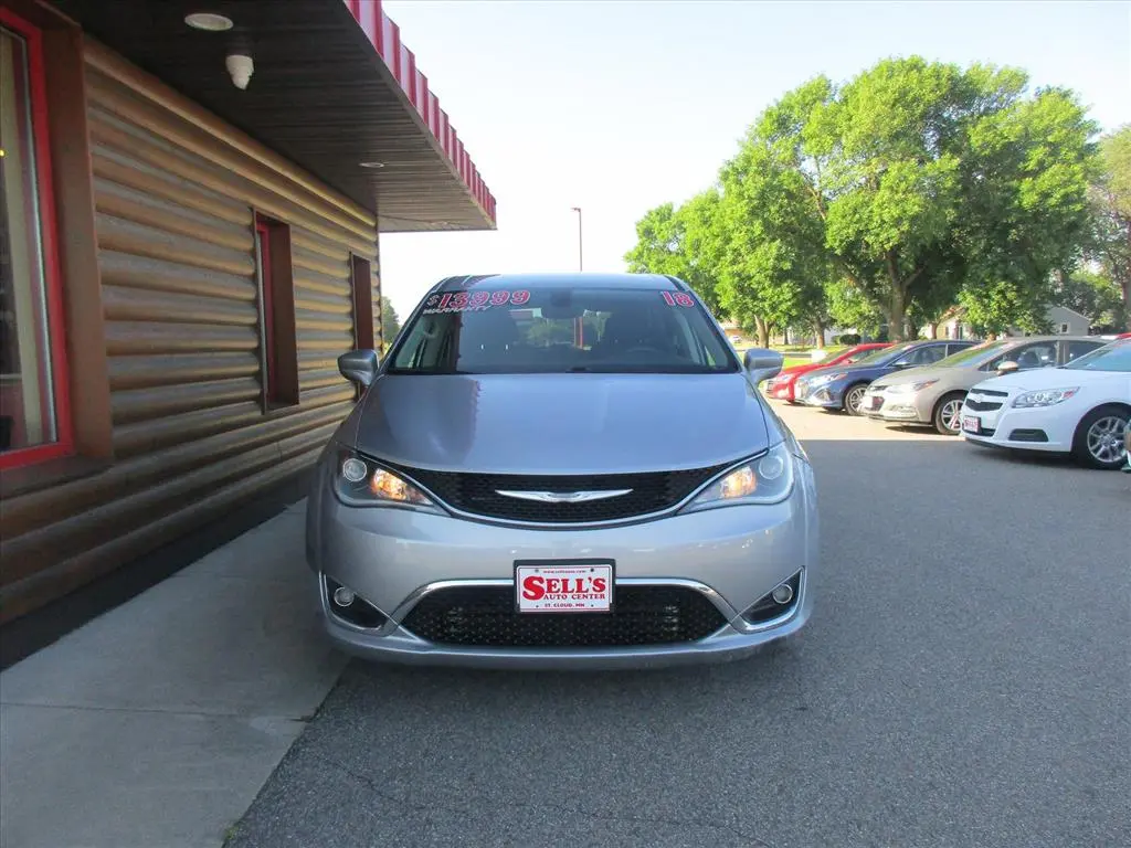 2018 Chrysler Pacifica Touring Plus photo 3