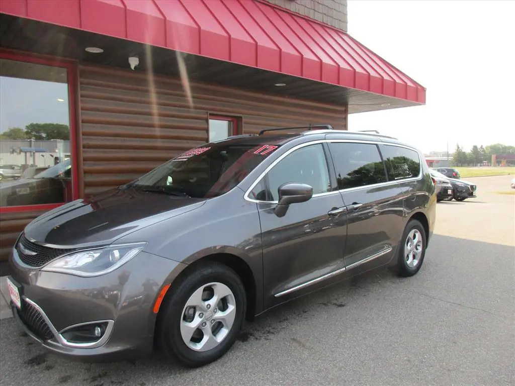 2017 Chrysler Pacifica Touring-L Plus photo 4
