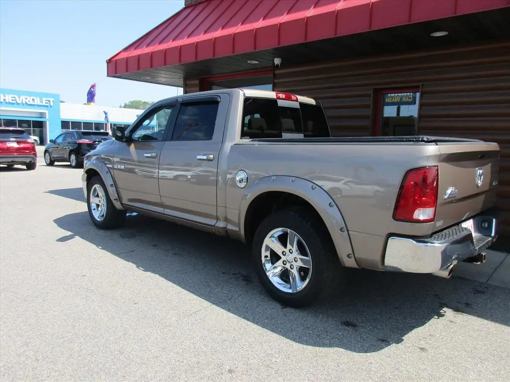 2010 RAM 1500 SLT 4x4 Crew Cab photo 5