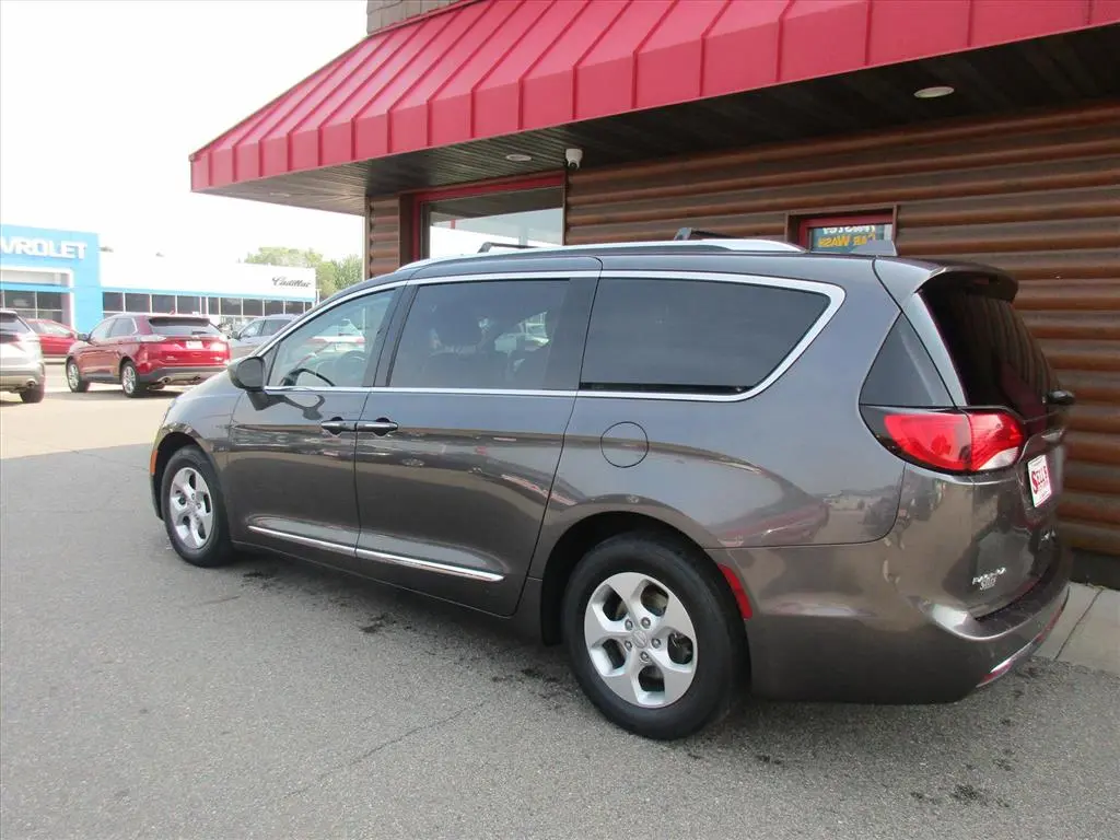 2017 Chrysler Pacifica Touring-L Plus photo 5