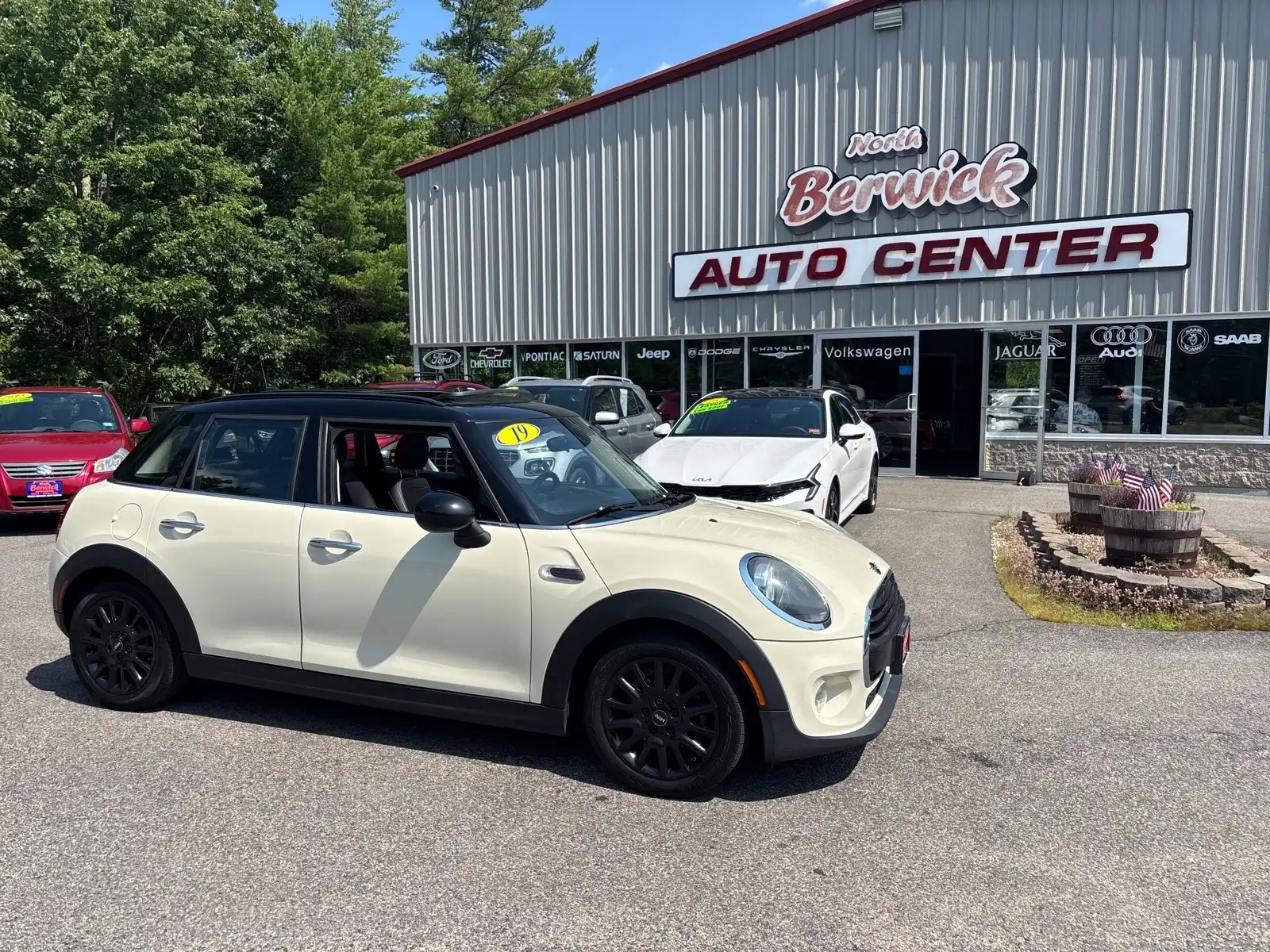2019 MINI Hardtop Cooper Signature's photo
