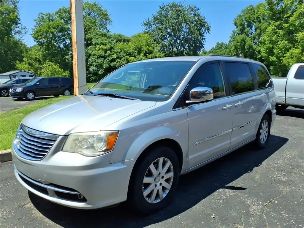 2011 Chrysler Town & Country Touring-L's photo