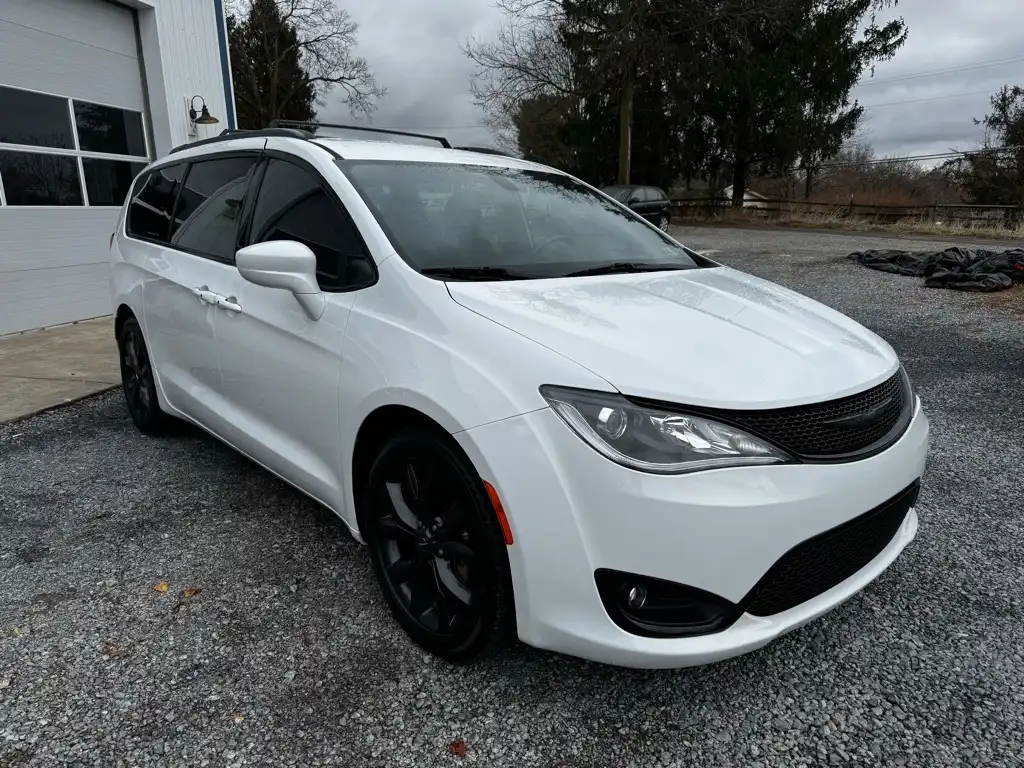 2018 Chrysler Pacifica Touring Plus's photo