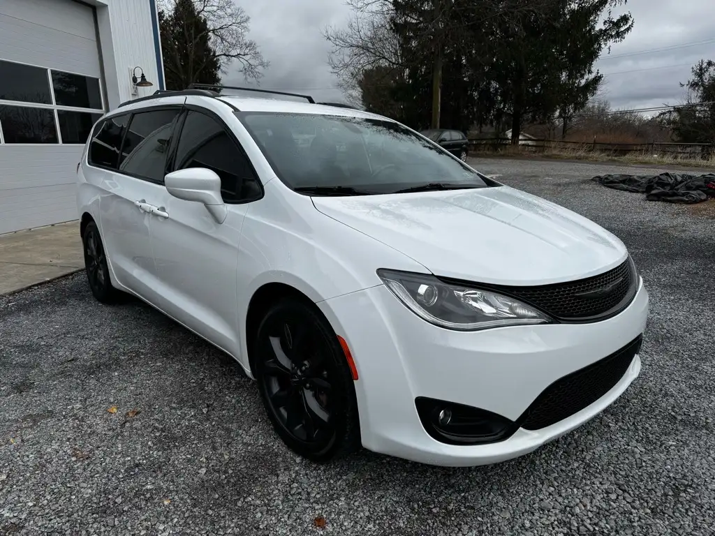 2018 Chrysler Pacifica Touring Plus's photo
