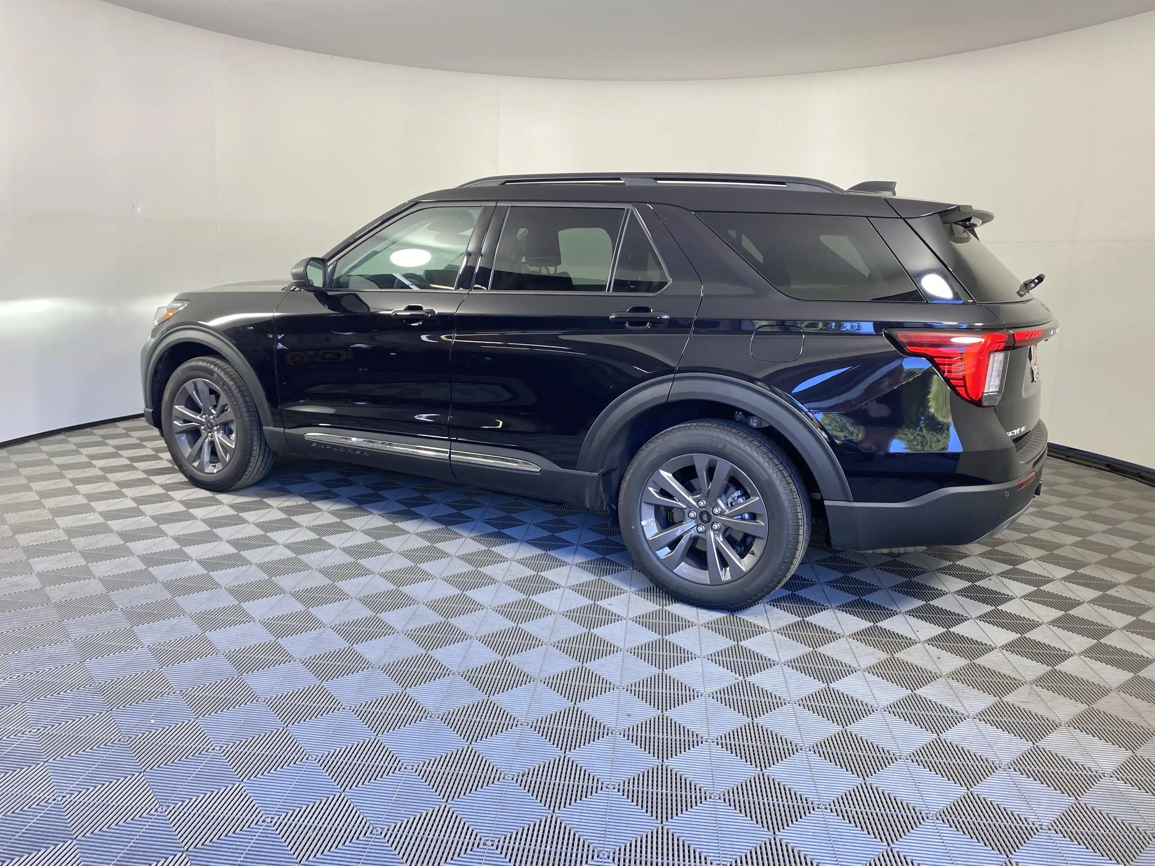 2025 Ford Explorer Active 4WD (PL535)'s photo