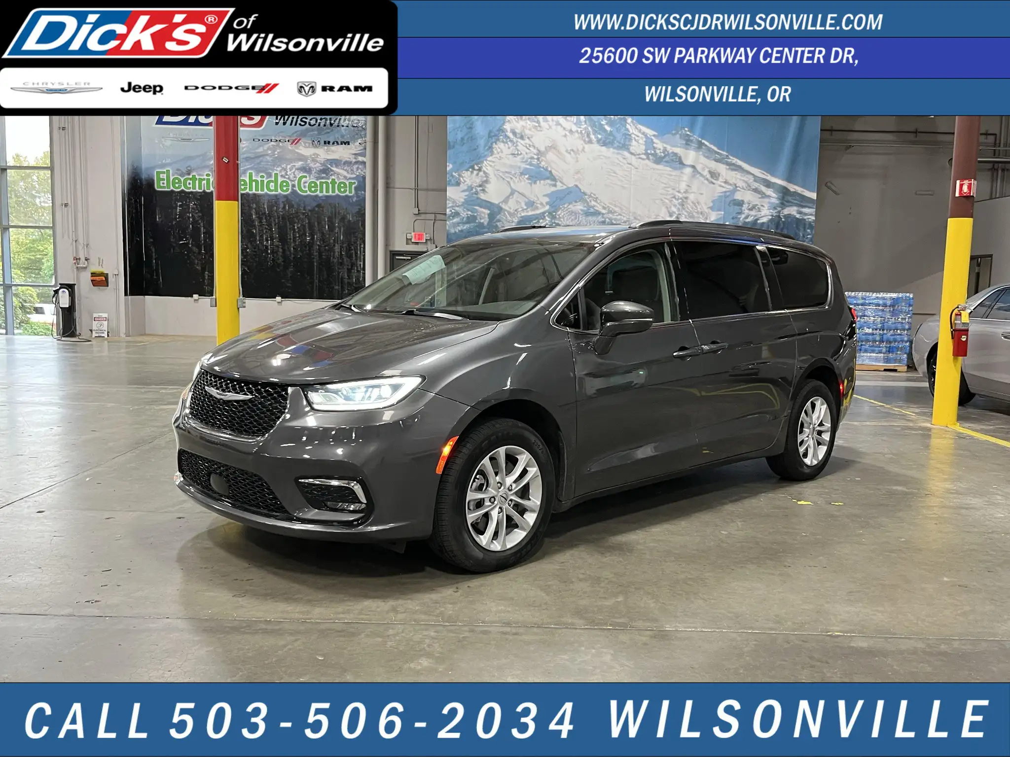 2021 Chrysler Pacifica Touring's photo