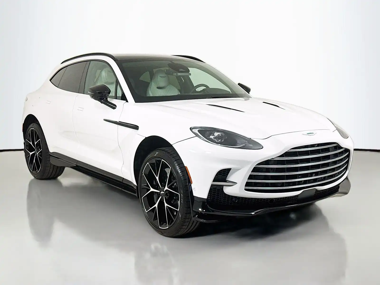 2026 Aston Martin DBX 4.0 V8 707 AWD's photo
