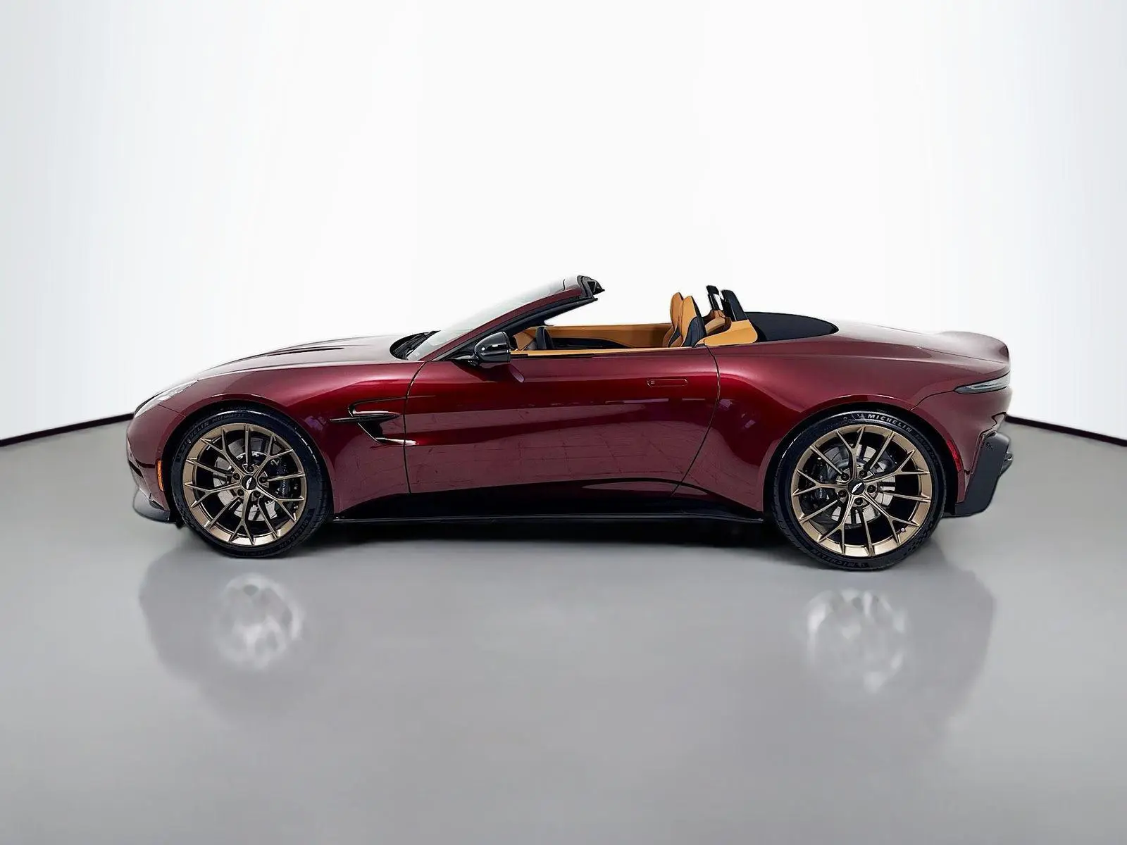 2026 Aston Martin Vantage undefined photo 4