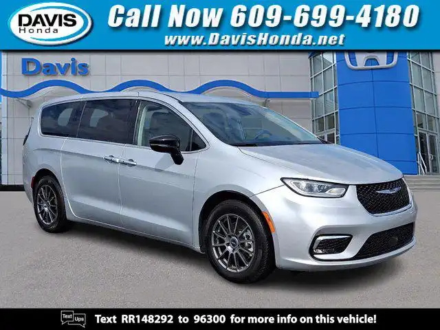 2024 Chrysler Pacifica Touring L's photo