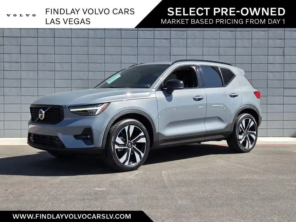 2023 Volvo XC40 B5 Ultimate Dark AWD's photo
