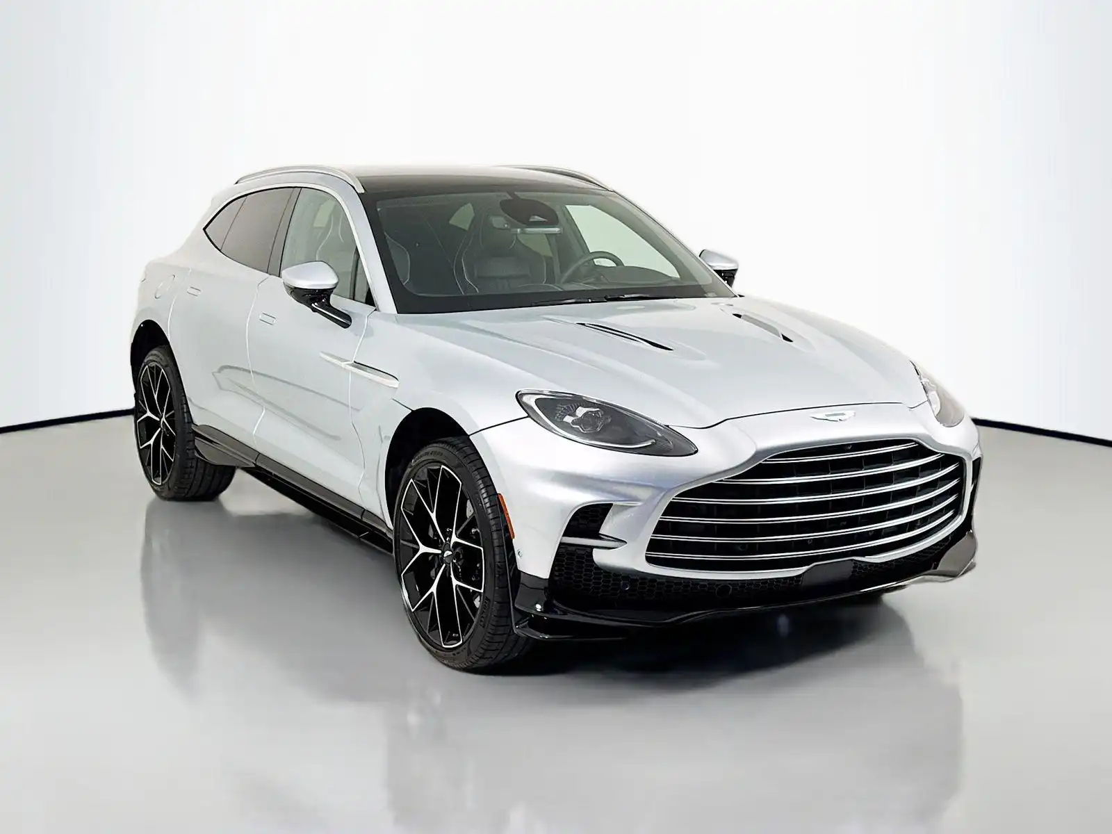 2026 Aston Martin DBX 4.0 V8 707 AWD's photo
