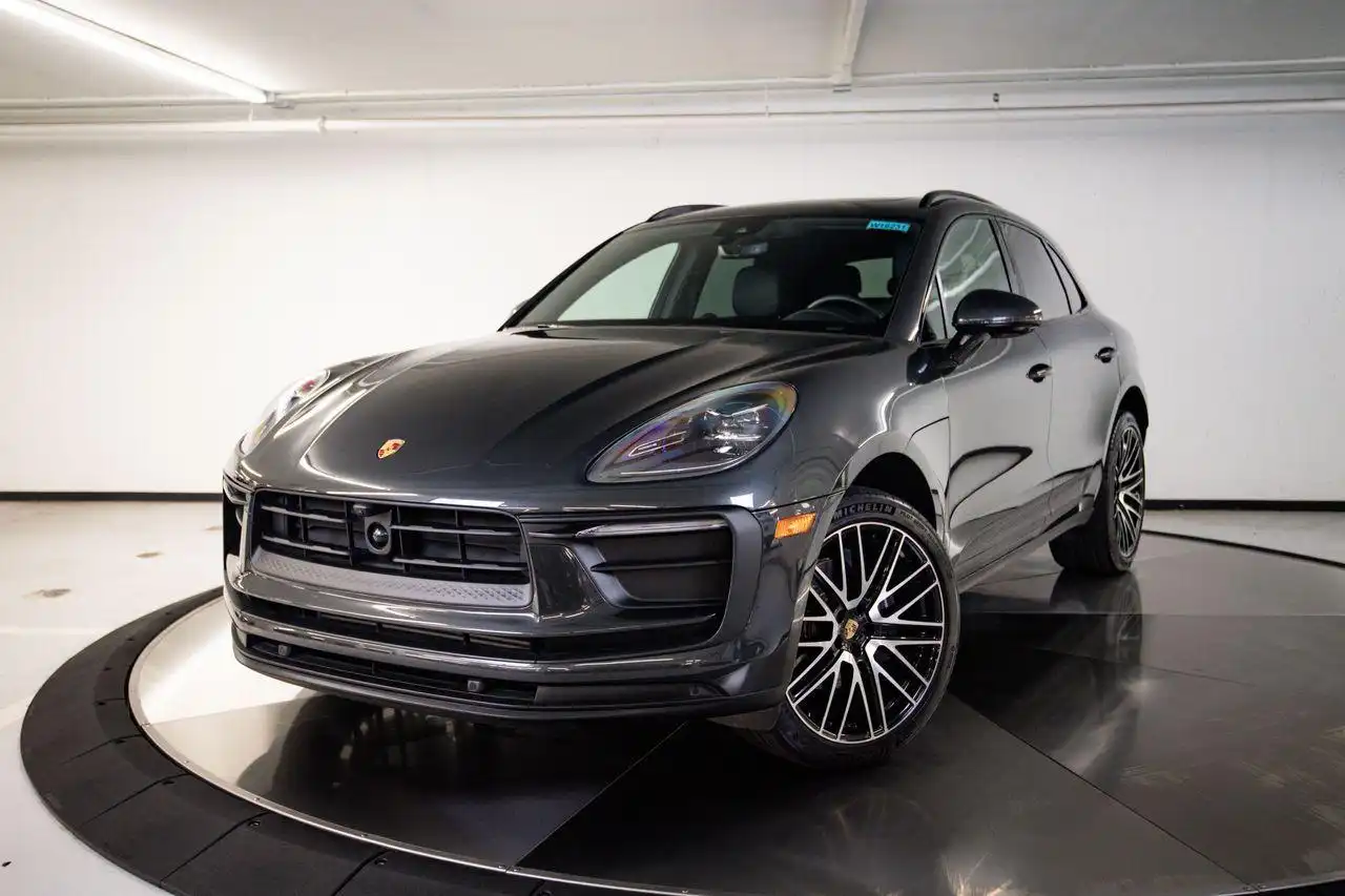 2026 Porsche Macan Base's photo