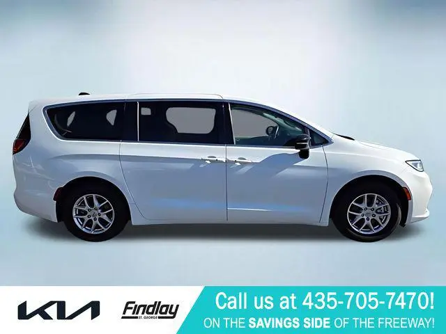 2024 Chrysler Pacifica Touring L photo 3