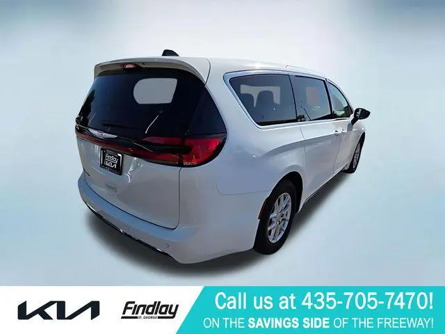 2024 Chrysler Pacifica Touring L photo 4