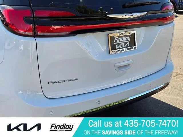 2024 Chrysler Pacifica Touring L photo 5