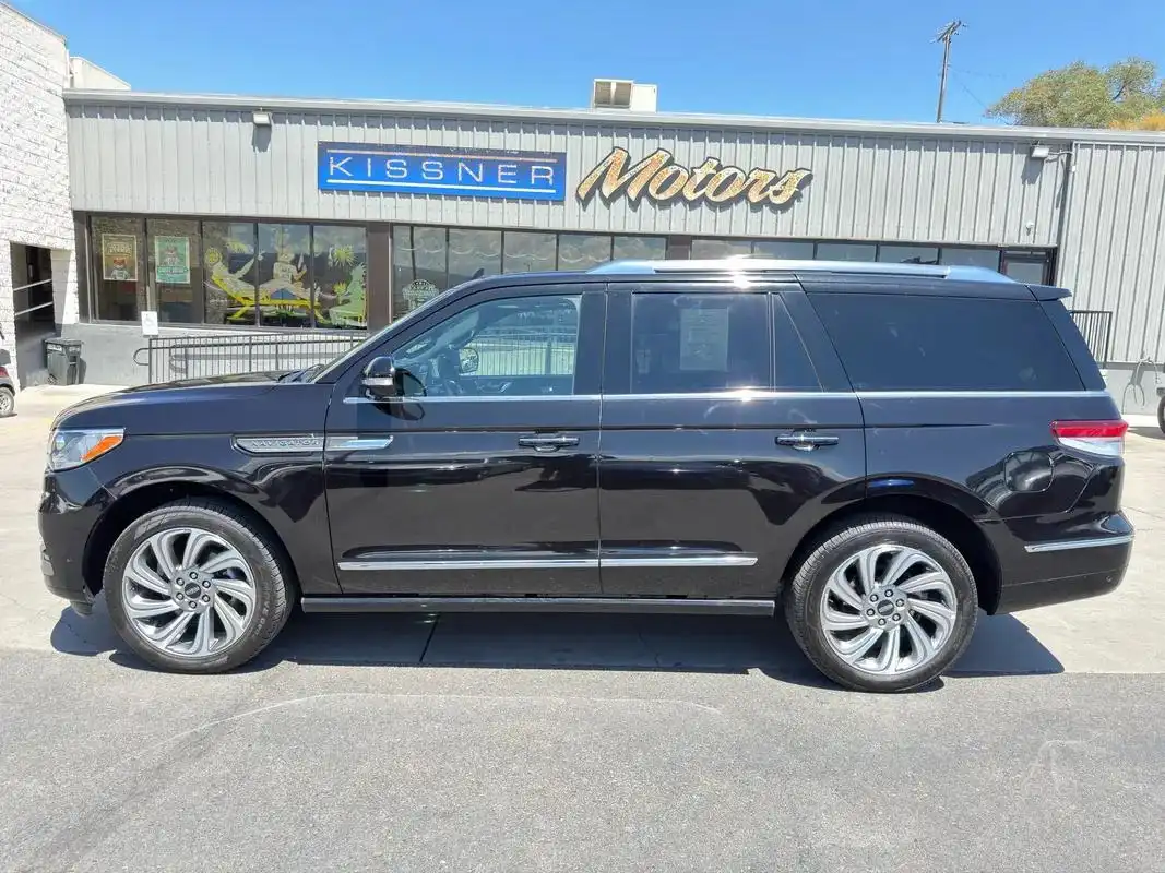 2024 Lincoln Navigator Premiere AWD's photo