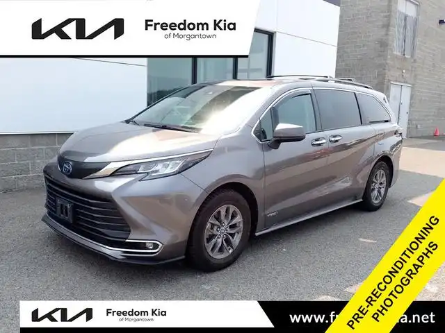 2021 Toyota Sienna XLE 7-Passenger Hybrid AWD's photo
