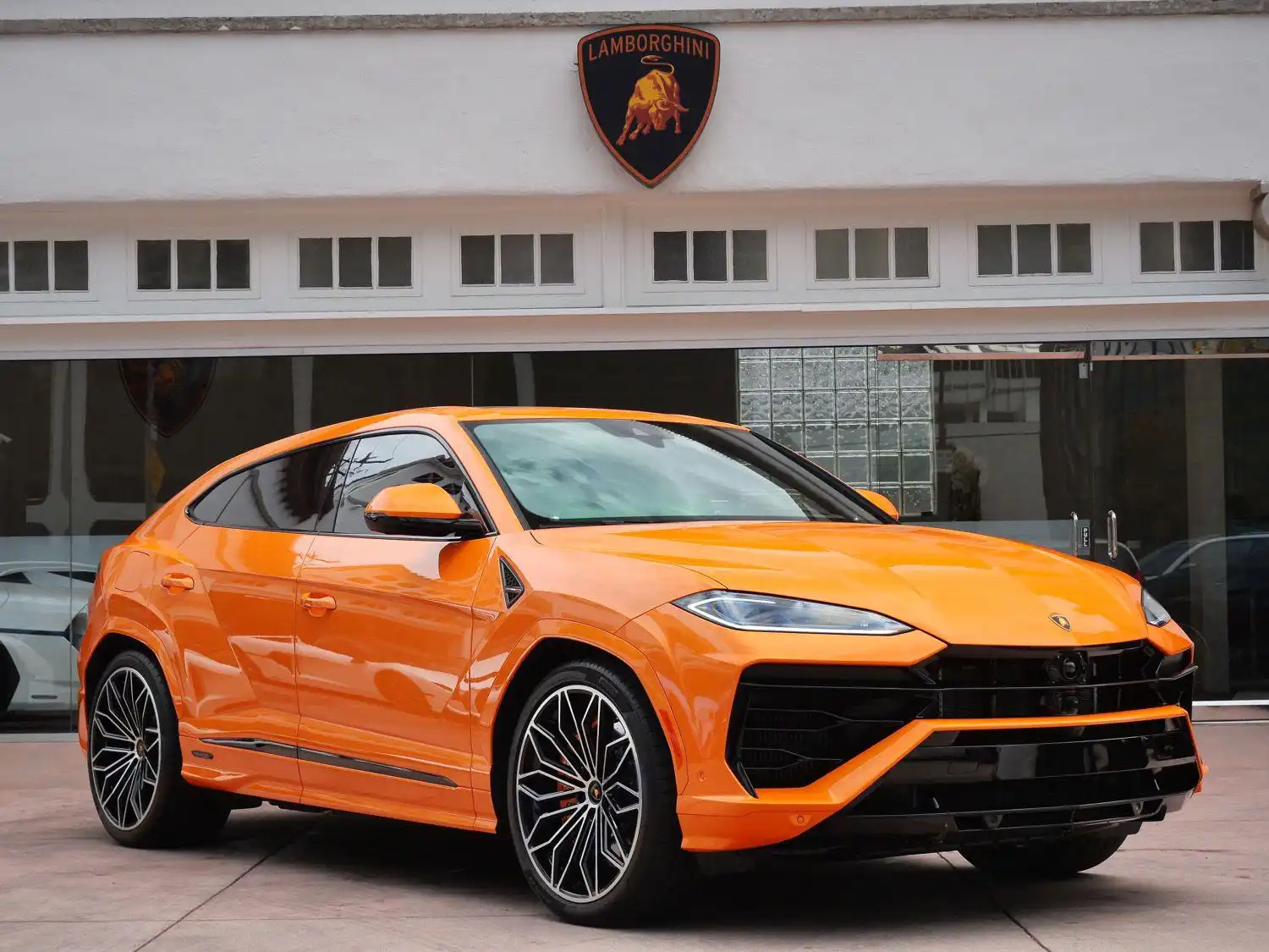 2025 Lamborghini Urus 4.0 V8 PHEV SE's photo