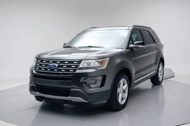 2017 Ford Explorer XLT 4WD photo 1