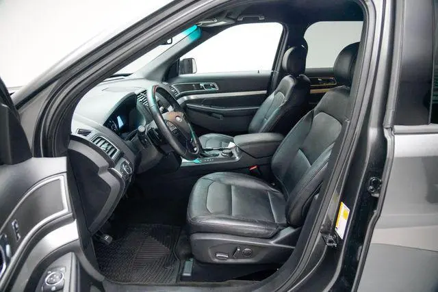 2017 Ford Explorer XLT 4WD photo 5