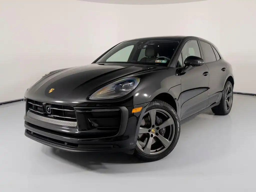 2026 Porsche Macan Base's photo