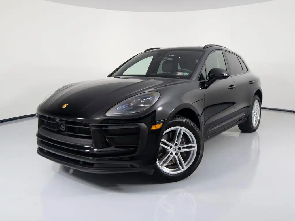 2026 Porsche Macan Base's photo