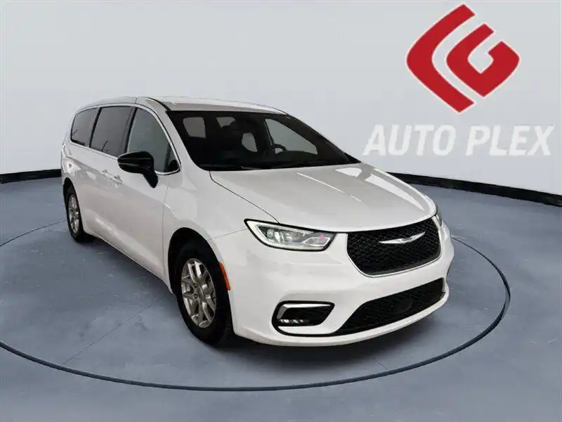 2025 Chrysler Pacifica Select's photo